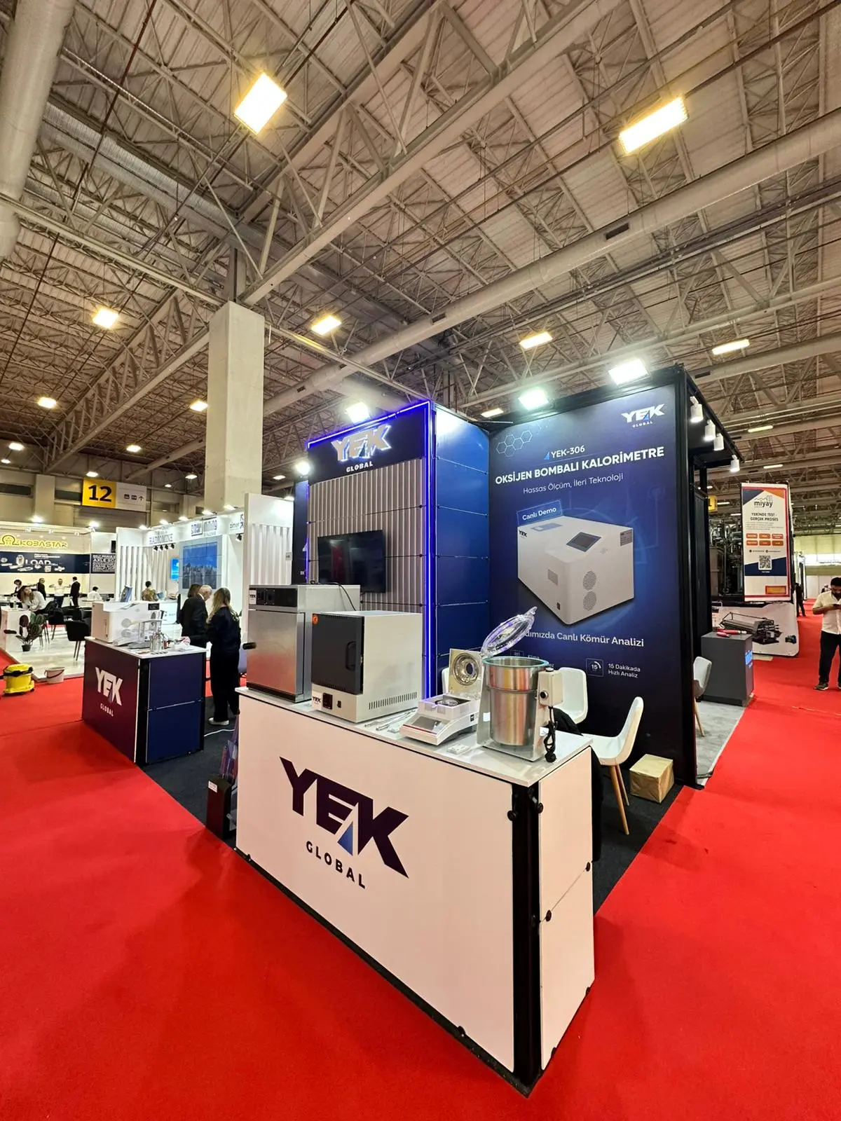 YEKGLOBAL Maden Türkiye 2026 standı — YEK-306 oksijen bombalı kalorimetre ve kömür analiz hattı