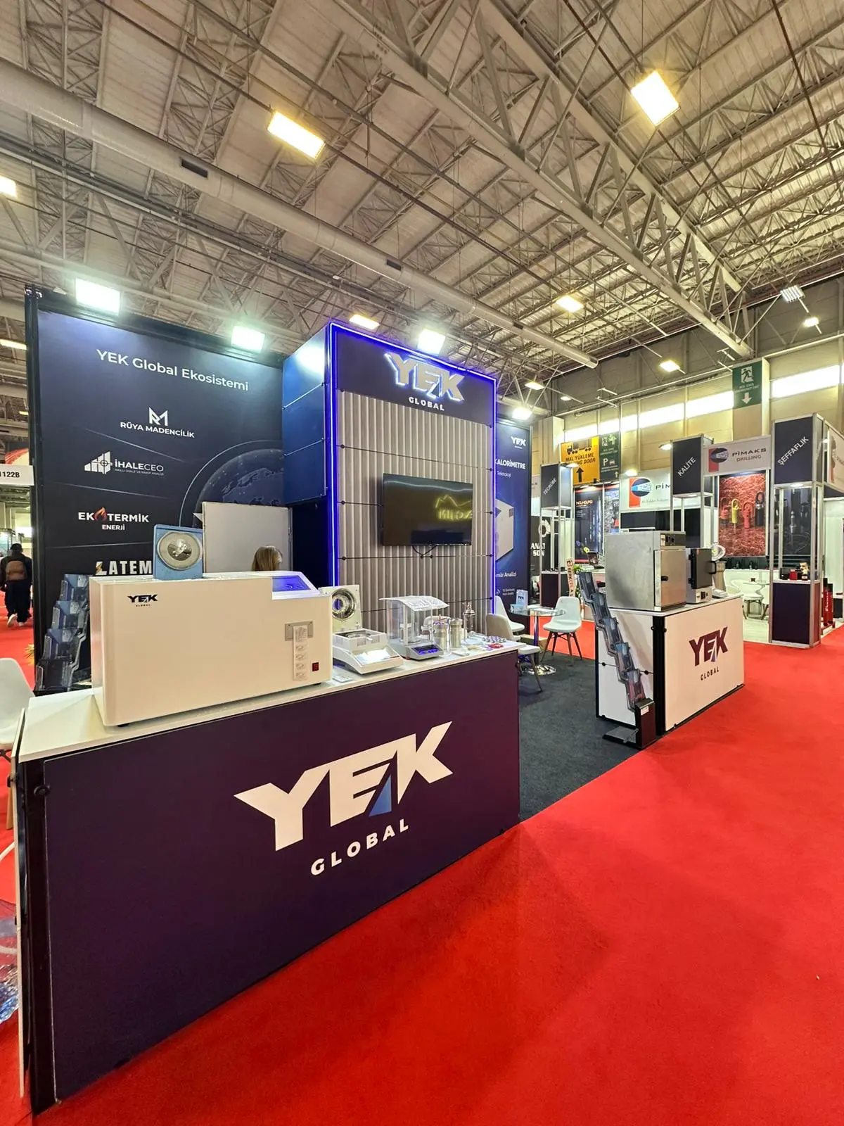 YEKGLOBAL Maden Türkiye 2026 standı panoraması — laboratuvar ve madencilik çözümleri